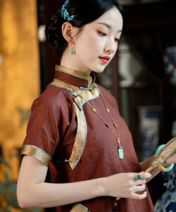 Photo medium chinese woman traditional chinese dress earrings necklace lipstick makeup holding a fan watermark